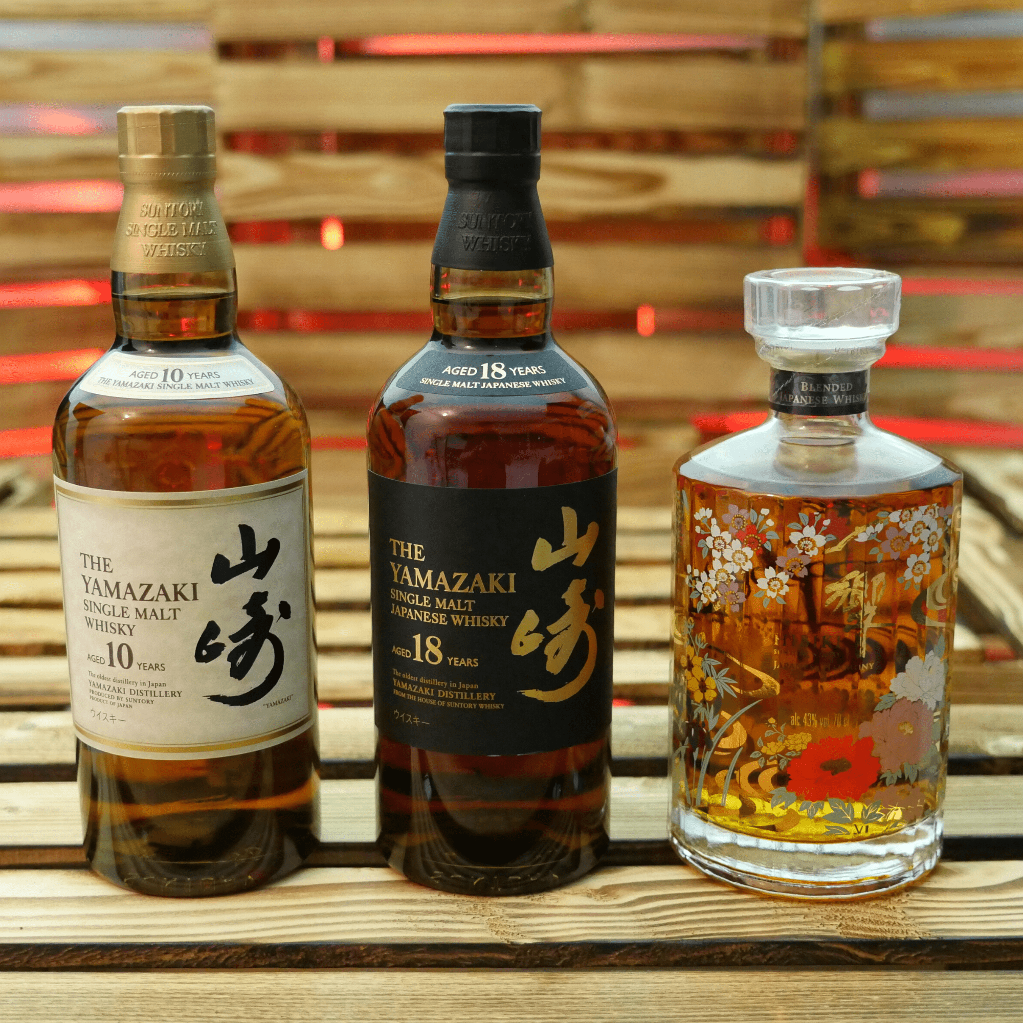 Drei japanische Whisky Flaschen nebeneinander stehenden, zwei mal Yamazaki und einmal Hibiki.