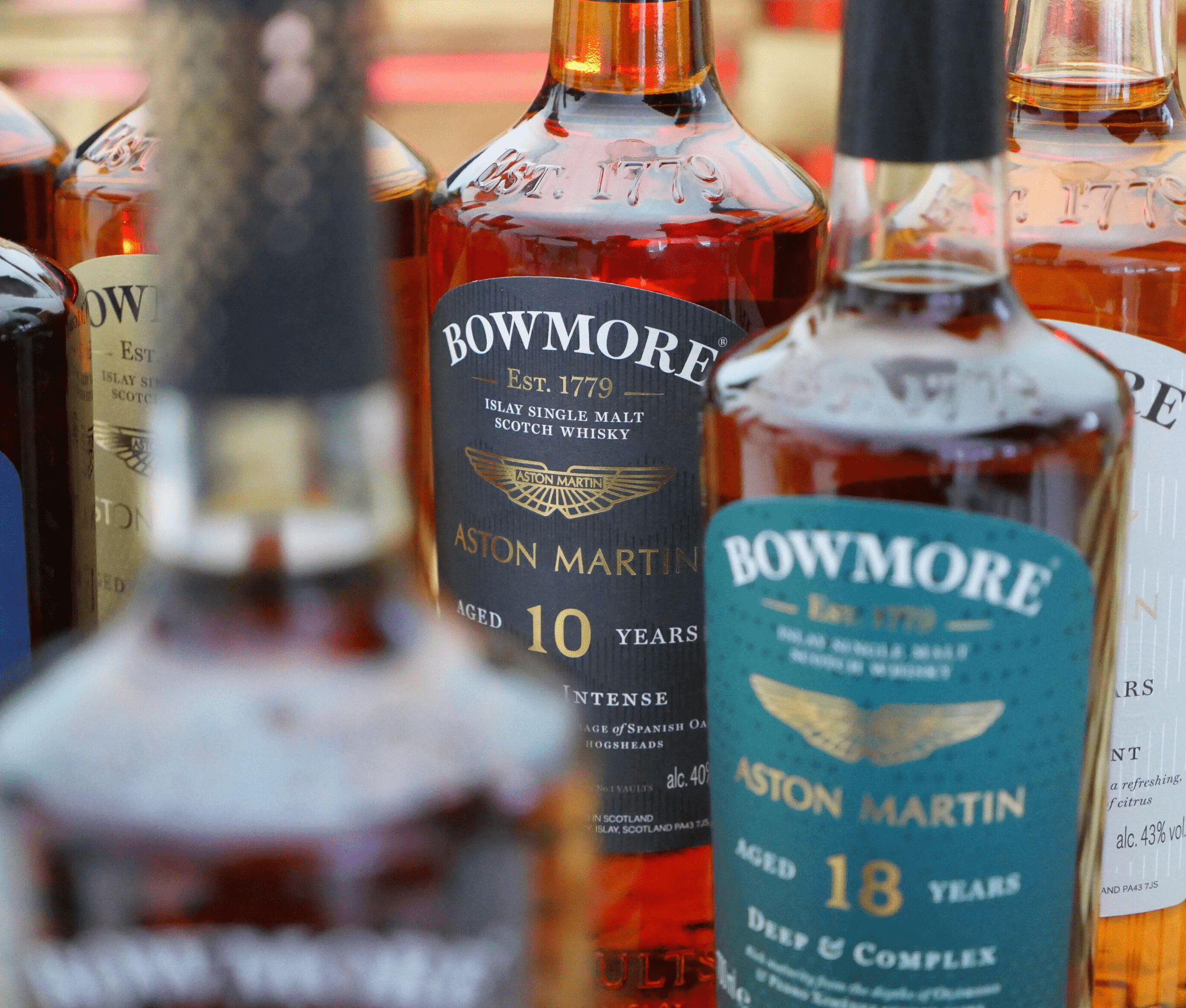 Bowmore Aston Marton verschiedenster Editionen auf einem Bild
