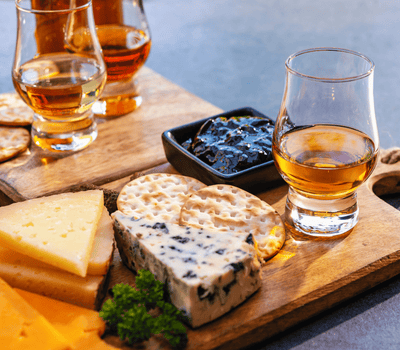 Die besten Whisky-Pairings mit Speisen und Snacks